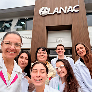 Acad&ecirc;micos de Farm&aacute;cia no LANAC